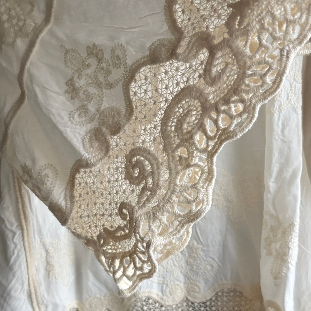 Democracy Lace Blouse - Picture 4 of 8